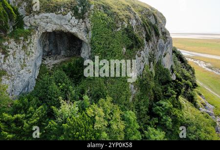 Fairy Chapel Cave sul lato ovest dell'affioramento calcareo di Humphrey Head. Ammira se sulle distese fangose di Morecombe Bay Morecombe Sands. Sito preistorico Foto Stock