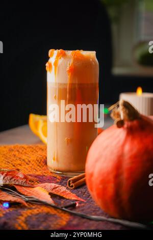 Latte di zucca ghiacciata in bicchieri alti con panna montata e salsa al caramello Foto Stock