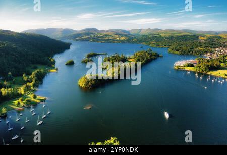 Windermere nel Lake District National Park, Cumbria, Inghilterra. vista aerea a nord sul centro del lago a Bowness Marinas e Belle Isle. Sera d'estate Foto Stock