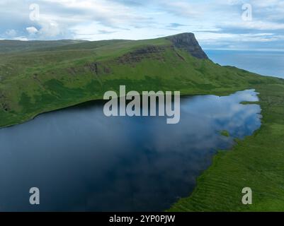 Vista aerea di Loch Mor nell'isola di Skye, Scozia, Regno Unito Foto Stock