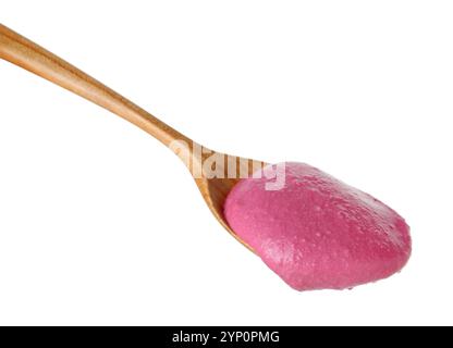 Gustoso hummus di barbabietole in cucchiaio di legno isolato su bianco Foto Stock