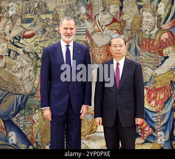 Madrid, Spagna. 25 novembre 2024. Zhao Leji, presidente del Comitato permanente del Congresso Nazionale del popolo, incontra il re spagnolo Felipe vi a Madrid, in Spagna, il 25 novembre 2024. Su invito di Francina Armengol, presidente del Congresso spagnolo dei deputati, Zhao fece una visita ufficiale di buona volontà in Spagna dal 23 al 27 novembre. Crediti: Liu Weibing/Xinhua/Alamy Live News Foto Stock