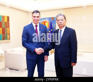 Madrid, Spagna. 25 novembre 2024. Zhao Leji, presidente del Comitato permanente del Congresso Nazionale del popolo, incontra il primo ministro spagnolo Pedro Sanchez a Madrid, in Spagna, il 25 novembre 2024. Su invito di Francina Armengol, presidente del Congresso spagnolo dei deputati, Zhao fece una visita ufficiale di buona volontà in Spagna dal 23 al 27 novembre. Crediti: Liu Weibing/Xinhua/Alamy Live News Foto Stock