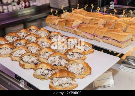 Scelta di sandwich nel pranzo a buffet dell'hotel, Philadelphia Pennsylvania USA Foto Stock