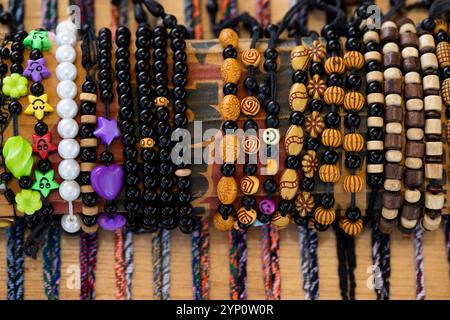 Una mostra di bracciali con perline, venduti da venditori a Lombok, West Nusa Tenggara, Indonesia. Foto Stock