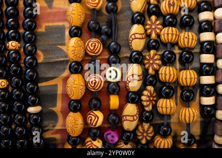 Una mostra di bracciali con perline, venduti da venditori a Lombok, West Nusa Tenggara, Indonesia. Foto Stock