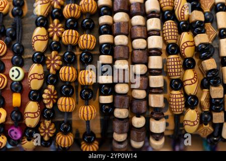 Una mostra di bracciali con perline, venduti da venditori a Lombok, West Nusa Tenggara, Indonesia. Foto Stock