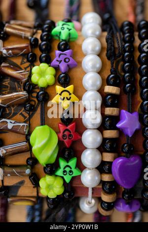 Una mostra di bracciali con perline, venduti da venditori a Lombok, West Nusa Tenggara, Indonesia. Foto Stock