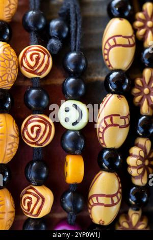 Una mostra di bracciali con perline, venduti da venditori a Lombok, West Nusa Tenggara, Indonesia. Foto Stock