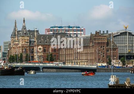 09.08.2024, Paesi Bassi, Olanda settentrionale, Amsterdam - Vista sull'ex estuario dell'IJ fino alla stazione Centraal. 00A230619D787CAROEX.JPG [VERSIONE MODELLO: NO, P Foto Stock