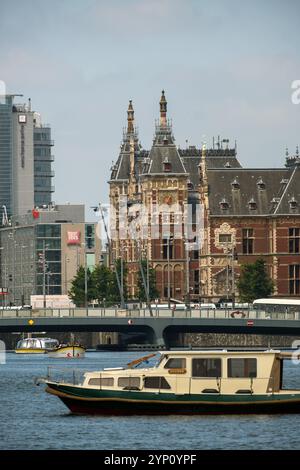 09.08.2024, Paesi Bassi, Olanda settentrionale, Amsterdam - Vista sull'ex estuario dell'IJ fino alla stazione Centraal. 00A230619D775CAROEX.JPG [VERSIONE MODELLO: NO, P Foto Stock