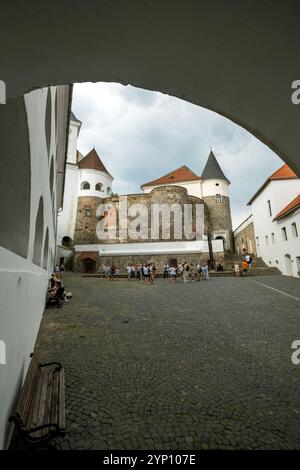 30.08.2024, Ucraina, Transcarpathia, Mukachevo - cortile interno del castello di Palanok, costruito dal re ungherese Bela IV nel XIII secolo dopo il Foto Stock