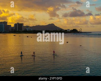 Alba, Ala Moana Beach Park, Waikiki, Honolulu, Oahu, Hawaii Foto Stock