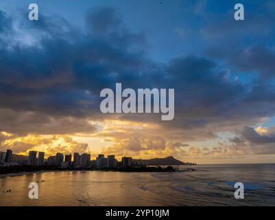 Alba, Ala Moana Beach Park, Waikiki, Honolulu, Oahu, Hawaii Foto Stock