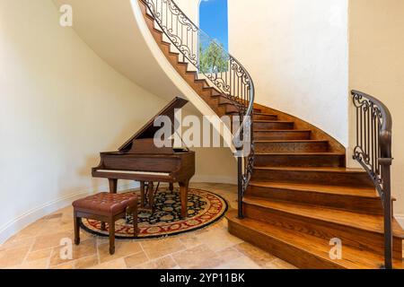 Elegante scalinata con pianoforte a coda in spazioso ingresso Foto Stock