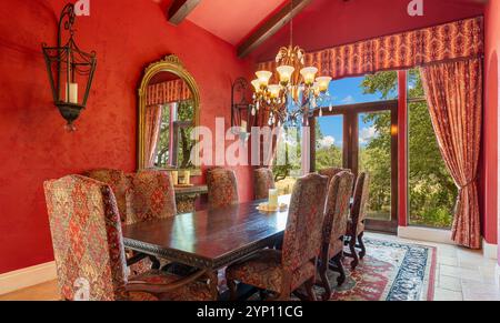 Elegante sala da pranzo con arredi ricchi e viste panoramiche in una casa moderna Foto Stock