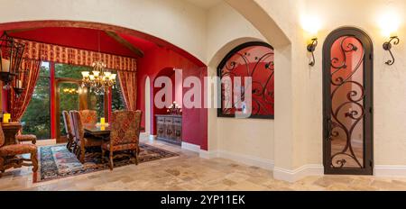 Elegante zona pranzo con arredi ricchi e un'atmosfera invitante in una casa Foto Stock