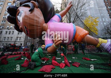 New York, Stati Uniti. 27 novembre 2024. Dora il pallone Explorer si tiene sotto una rete durante l'inflazione annuale dei palloni alla vigilia della Macy's Thanksgiving Day Parade del 2024, New York, NY, 27 novembre 2024. Migliaia di newyorkesi e turisti hanno la possibilità di guardare più di 30 palloncini mentre si gonfiavano e si preparavano per la 98a edizione della Parata il 28 novembre. (Foto di Anthony Behar/Sipa USA) credito: SIPA USA/Alamy Live News Foto Stock