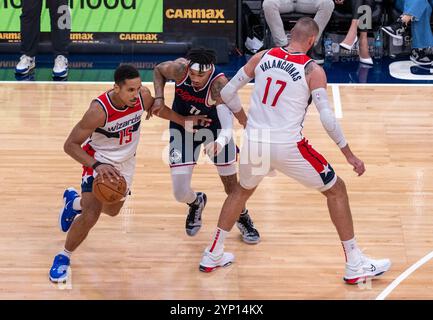 Washington, Stati Uniti. 27 novembre 2024. WASHINGTON, DC - NOVEMBRE 27: La guardia dei Washington Wizards Malcolm Brogdon (15) passa la guardia DEI LA Clippers Jordan Miller (11) durante una partita NBA tra i Washington Wizards e i Los Angeles Clippers, il 27 novembre 2024, alla Capital One Arena, a Washington, DC. (Foto di Tony Quinn/SipaUSA) credito: SIPA USA/Alamy Live News Foto Stock