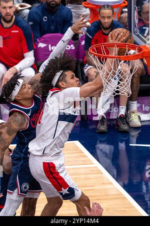 Washington, Stati Uniti. 27 novembre 2024. WASHINGTON, DC - NOVEMBRE 27: La guardia dei Los Clippers Jordan Miller (11) difende su un tiro della guardia dei Washington Wizards Carlton Carrington (8) durante una partita NBA tra i Washington Wizards e i Los Angeles Clippers, il 27 novembre 2024, alla Capital One Arena, a Washington, DC. (Foto di Tony Quinn/SipaUSA) credito: SIPA USA/Alamy Live News Foto Stock