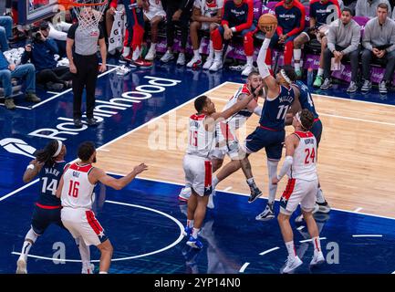 Washington, Stati Uniti. 27 novembre 2024. WASHINGTON, DC - NOVEMBRE 27: I Clippers guardano Jordan Miller (11) si arrende in un colpo durante una partita NBA tra i Washington Wizards e i Los Angeles Clippers, il 27 novembre 2024, alla Capital One Arena, a Washington, DC. (Foto di Tony Quinn/SipaUSA) credito: SIPA USA/Alamy Live News Foto Stock