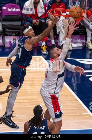 Washington, Stati Uniti. 27 novembre 2024. WASHINGTON, DC - NOVEMBRE 27: Il centro dei Washington Wizards Jonas Valanciunas (17) segna davanti a LA Clippers la guardia Jordan Miller (11) durante una partita NBA tra i Washington Wizards e i Los Angeles Clippers, il 27 novembre 2024, alla Capital One Arena, a Washington, DC. (Foto di Tony Quinn/SipaUSA) credito: SIPA USA/Alamy Live News Foto Stock