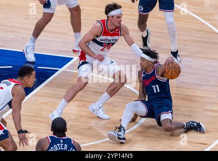 Washington, Stati Uniti. 27 novembre 2024. WASHINGTON, DC - NOVEMBRE 27: LA Clippers guardia Jordan Miller (11) scivola e mantiene il controllo della palla durante una partita NBA tra i Washington Wizards e i Los Angeles Clippers, il 27 novembre 2024, alla Capital One Arena, a Washington, DC. (Foto di Tony Quinn/SipaUSA) credito: SIPA USA/Alamy Live News Foto Stock