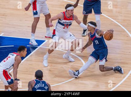 Washington, Stati Uniti. 27 novembre 2024. WASHINGTON, DC - NOVEMBRE 27: L'attaccante dei Washington Wizards Corey Kispert (24) difende contro la guardia dei Los Angeles Clippers Jordan Miller (11) durante una partita NBA tra i Washington Wizards e i Los Angeles Clippers, il 27 novembre 2024, alla Capital One Arena, a Washington, DC. (Foto di Tony Quinn/SipaUSA) crediti: SIPA USA/Alamy Live News Foto Stock