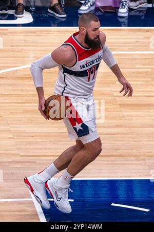 Washington, Stati Uniti. 27 novembre 2024. WASHINGTON, DC - NOVEMBRE 27: Centro dei Washington Wizards Jonas Valanciunas (17) sull'attacco durante una partita NBA tra i Washington Wizards e i Los Angeles Clippers, il 27 novembre 2024, alla Capital One Arena, a Washington, DC. (Foto di Tony Quinn/SipaUSA) Credit: SIPA USA/Alamy Live News Foto Stock
