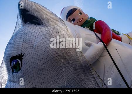 New York, Stati Uniti. 27 novembre 2024. Extraordinary Noorah & The Elf on the Shelf uno dei nuovi mongolfiere della parata del Ringraziamento di Macy's. Ogni anno dal 1994, Macy's tiene la celebrazione dell'inflazione in mongolfiera Macy's Balloon il mercoledì prima del Ringraziamento. Tenuto nell'Upper West Side, accanto al Museo di storia naturale, il pubblico è invitato a vedere l'inflazione dei massicci balloni che saranno inclusi nella parata del giorno del Ringraziamento di Macy. Quest'anno ci sono 22 palloncini di cui 6 nuovi personaggi. (Foto di Syndi Pilar/SOPA Images/Sipa USA) credito: SIPA USA/Alamy Live News Foto Stock