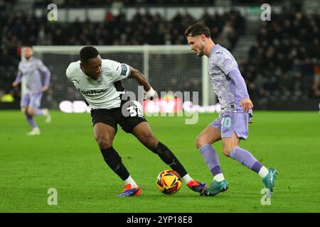 Pride Park, Derby mercoledì 27 novembre 2024. Liam Cullen di Swansea City combatte contro Ebou Adams di Derby County durante la partita del Campionato Sky Bet tra Derby County e Swansea City al Pride Park di Derby mercoledì 27 novembre 2024. (Foto: Jon Hobley | mi News) crediti: MI News & Sport /Alamy Live News Foto Stock