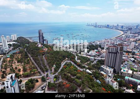 Vista dall'alto del lungomare della città di Pattaya, vista aerea da un drone a Pattaya, Thailandia. Foto Stock