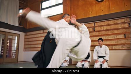 Arti marziali, dimostrazione di flip e sport giapponese con apprendimento, esercizio fisico e galateo di karate nel dojo. Giappone, studio di allenamento e combattimento con il maestro Foto Stock