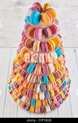 Una vibrante torre di macaron con strati di delicati e colorati dolci francesi, perfetta per eventi festivi e celebrazioni. Foto Stock