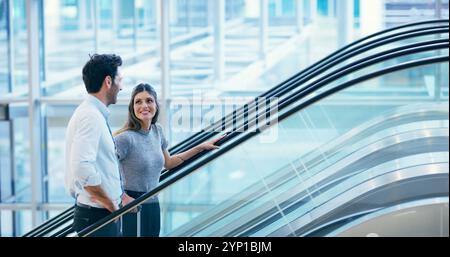 Persone d'affari, scale mobili e viaggi all'aeroporto con bagagli per voli, viaggi internazionali e chiacchiere. Viaggio di squadra, lavoratori felici e valigia Foto Stock
