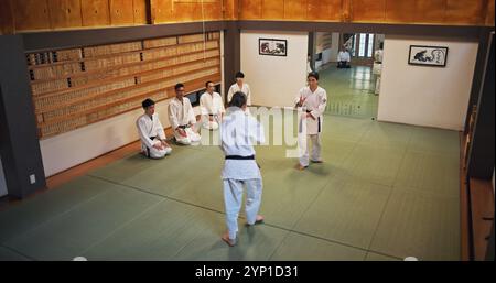 Arti marziali, dimostrazioni e giapponesi con apprendimento, esercizio e galateo di karate nel dojo. Giappone, studio di allenamento e lotta con lo sport Foto Stock