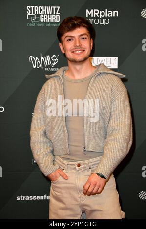 Johannes Aron Pinter bei der 4. Pacchetto Promi 2024 Aktion von Maximilian Seitz nel centro commerciale di Berlino. Berlino, 27.11.2024 *** Johannes Aron Pinter alla campagna 4 Charity Promi Pack 2024 di Maximilian Seitz nel centro commerciale di Berlino, 27 11 2024 foto:Xn.xKubelkax/xFuturexImagex promi pack 4120 Foto Stock