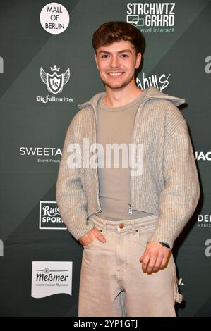 Johannes Aron Pinter bei der 4. Pacchetto Promi 2024 Aktion von Maximilian Seitz nel centro commerciale di Berlino. Berlino, 27.11.2024 *** Johannes Aron Pinter alla campagna 4 Charity Promi Pack 2024 di Maximilian Seitz nel centro commerciale di Berlino, 27 11 2024 foto:Xn.xKubelkax/xFuturexImagex promi pack 4119 Foto Stock