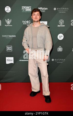 Johannes Aron Pinter bei der 4. Pacchetto Promi 2024 Aktion von Maximilian Seitz nel centro commerciale di Berlino. Berlino, 27.11.2024 *** Johannes Aron Pinter alla campagna 4 Charity Promi Pack 2024 di Maximilian Seitz nel centro commerciale di Berlino, 27 11 2024 foto:Xn.xKubelkax/xFuturexImagex promi pack 4117 Foto Stock