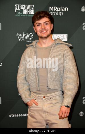 Johannes Aron Pinter bei der 4. Pacchetto Promi 2024 Aktion von Maximilian Seitz nel centro commerciale di Berlino. Berlino, 27.11.2024 *** Johannes Aron Pinter alla campagna 4 Charity Promi Pack 2024 di Maximilian Seitz nel centro commerciale di Berlino, 27 11 2024 foto:Xn.xKubelkax/xFuturexImagex promi pack 4121 Foto Stock