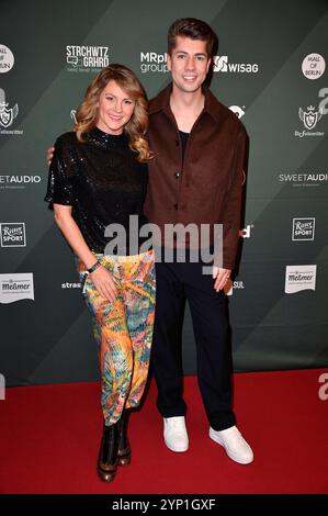 Luise Bähr und Maximilian Seitz bei der 4. Pacchetto Promi 2024 Aktion von Maximilian Seitz nel centro commerciale di Berlino. Berlino, 27.11.2024 *** Luise Bähr e Maximilian Seitz alla campagna 4 Promi Pack 2024 di Maximilian Seitz nel centro commerciale di Berlino, 27 11 2024 foto:Xn.xKubelkax/xFuturexImagex promi pack 4134 Foto Stock