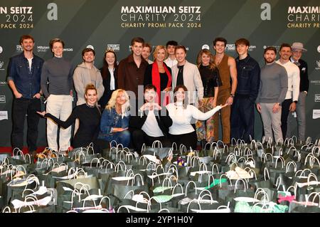 Frederic Brossier, Jonas Monar, Johannes Aron Pinter, Rebecca Kunikowski, Lisa Lehritter, Maximilian Seitz, Timur Bartels, Dagmar Wöhrl, Noah Miguel Oechsle Rodriguez, Ronja Forcher, Daniel Sommer, Luise Bähr, Peter Mairhofer, Paul Bohme, Joey Heindle, Christian Krömer und Günther Krabbenhöft bei der 4. Pacchetto Promi 2024 Aktion von Maximilian Seitz nel centro commerciale di Berlino. Berlino, 27.11.2024 *** Frederic Brossier, Jonas Monar, Johannes Aron Pinter, Rebecca Kunikowski, Lisa Lehritter, Maximilian Seitz, Timur Bartels, Dagmar Wöhrl, Noah Miguel Oechsle Rodriguez, Ronja Forcher, Daniel Sommer, Foto Stock