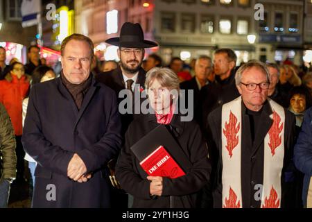 Interreligiöser Friedensgebet vor dem Rathaus mit Vertretern aller Religionen **** preghiera interreligiosa per la pace di fronte al municipio con rappresentanti di tutte le religioni Foto Stock