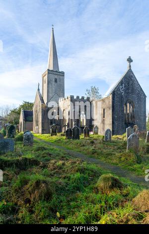 Rovine della chiesa della Santissima Trinità, Buckfastleigh, nel nord del Devon, Inghilterra, Regno Unito distrutte da un incendio nel 1992 Foto Stock