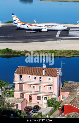 Corfù, Grecia - 8 giugno 2024: Aereo SmartWings Boeing 737-800 all'aeroporto di Corfù in Grecia. Foto Stock