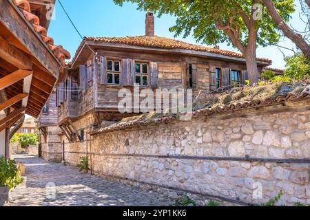 Edifici tradizionali sulla strada acciottolata nella città vecchia di Nessebar. Bulgaria Foto Stock