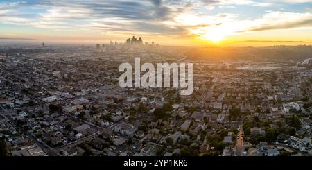 Vista aerea dello skyline di Los Angeles, drone fotografico nel centro città al tramonto in California, Stati Uniti Foto Stock