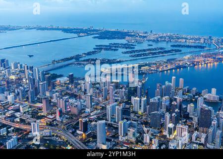 Vista aerea dello skyline di Miami con i grattacieli di Downtown Brickell e Miami Beach durante l'ora blu notturna a Miami, Stati Uniti Foto Stock