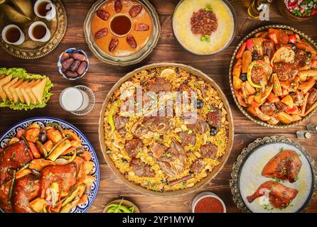 Cucina araba, assortimento di piatti tradizionali sauditi. Questi piatti sono la migliore rappresentazione del patrimonio culturale e del cuore dell'Arabia Saudita. Foto Stock