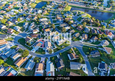 Foto aerea dei nuovi edifici immobiliari del quartiere moderno in Florida Buenaventura Lakes, Orlando, Stati Uniti Foto Stock